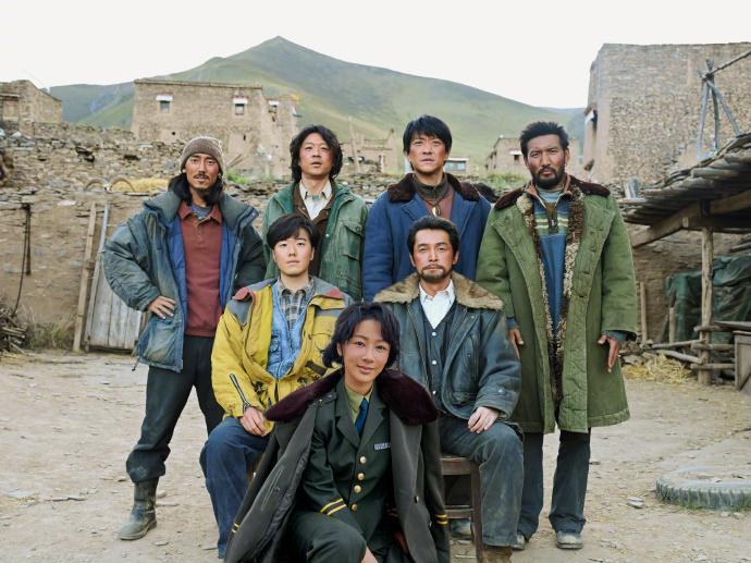 拍完《生命树》，她把剧组全员塞进一张全家福。风一吹，照片里的人都像回了趟家。