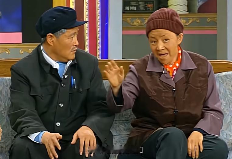 【柳叶为什么爱趴着飘落？】柳叶质量轻、叶柄短，属于阔叶树种。因此，它的下落过程会