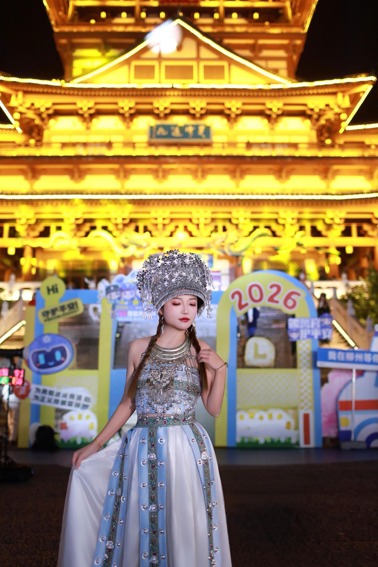 偶遇古镇，随拍两张。总要穿一次少数民族服饰原来穿上古装也可以这么美民族舞蹈舞