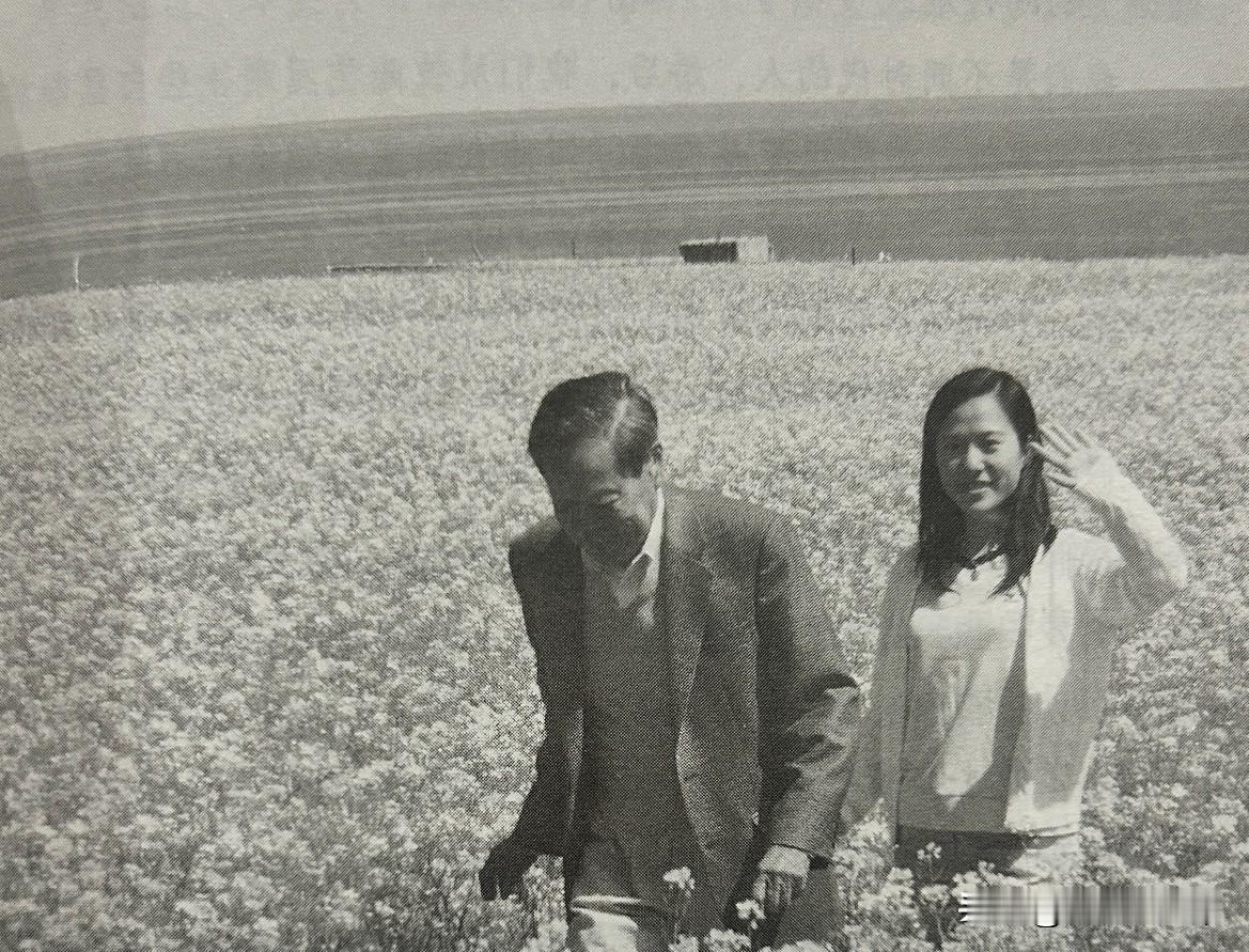 2006年夏，杨振宁和翁帆摄于青海湖畔。杨振宁说得不错：“翁帆既成熟又青春。我深