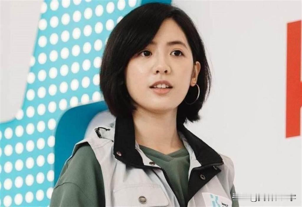 岛内美女黄瀞莹呛岛内蓝绿名嘴:核弹是打给老美看的，湾湾没必要紧张。黄瀞莹称，蓝绿