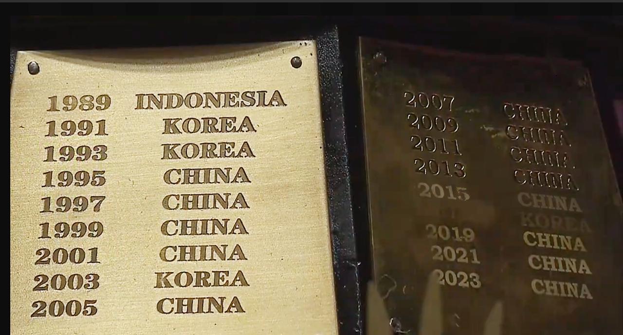 这是2025苏迪曼杯决赛现场，转播镜头给到冠军奖杯的一个特写镜头，历届冠军的获奖