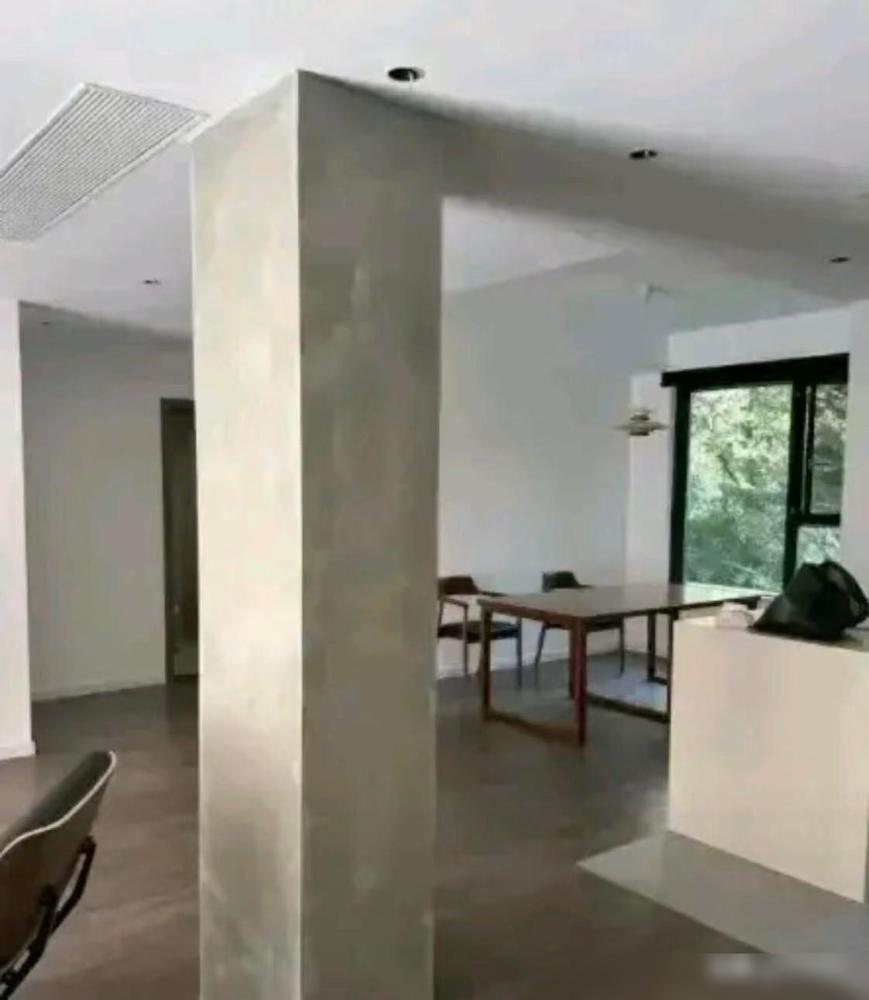 小伙子图便宜省了15万，买下一套客厅中间有柱子的房子，住进去之后才发现这根柱子根