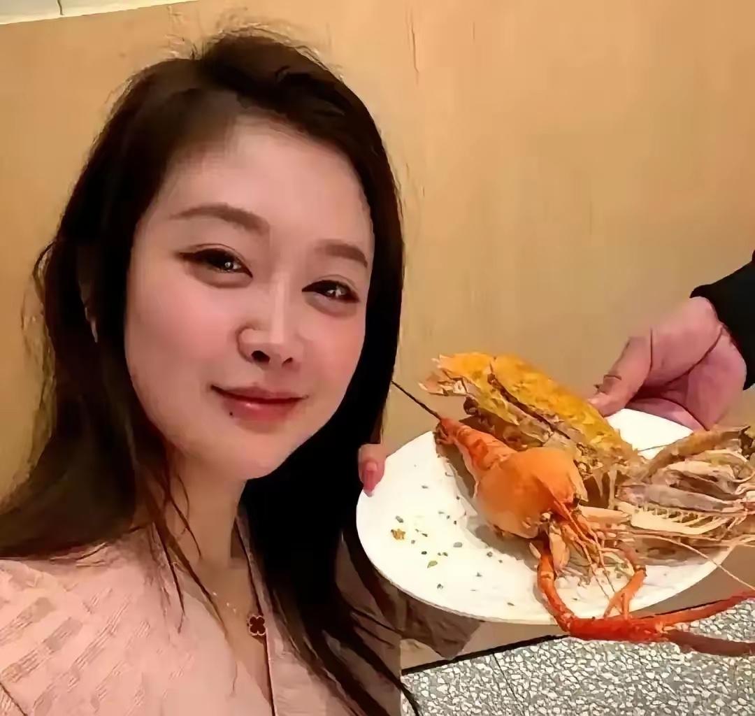 广州大哥三个月给主播刷37万，约出来吃饭，菜刚上齐，女主播筷子都没碰，手机一扣脸