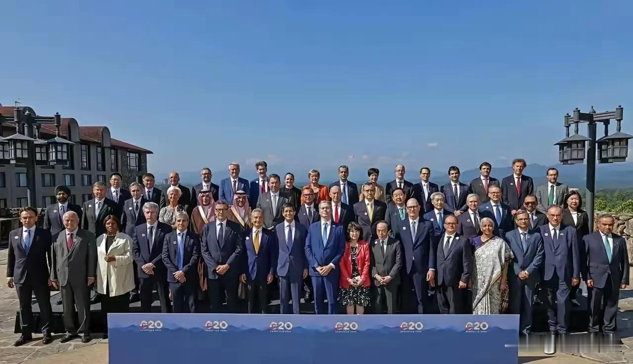 G20大合影一出，很多人只看到各国领导人同框的体面场面，却没人注意一个细节：这次