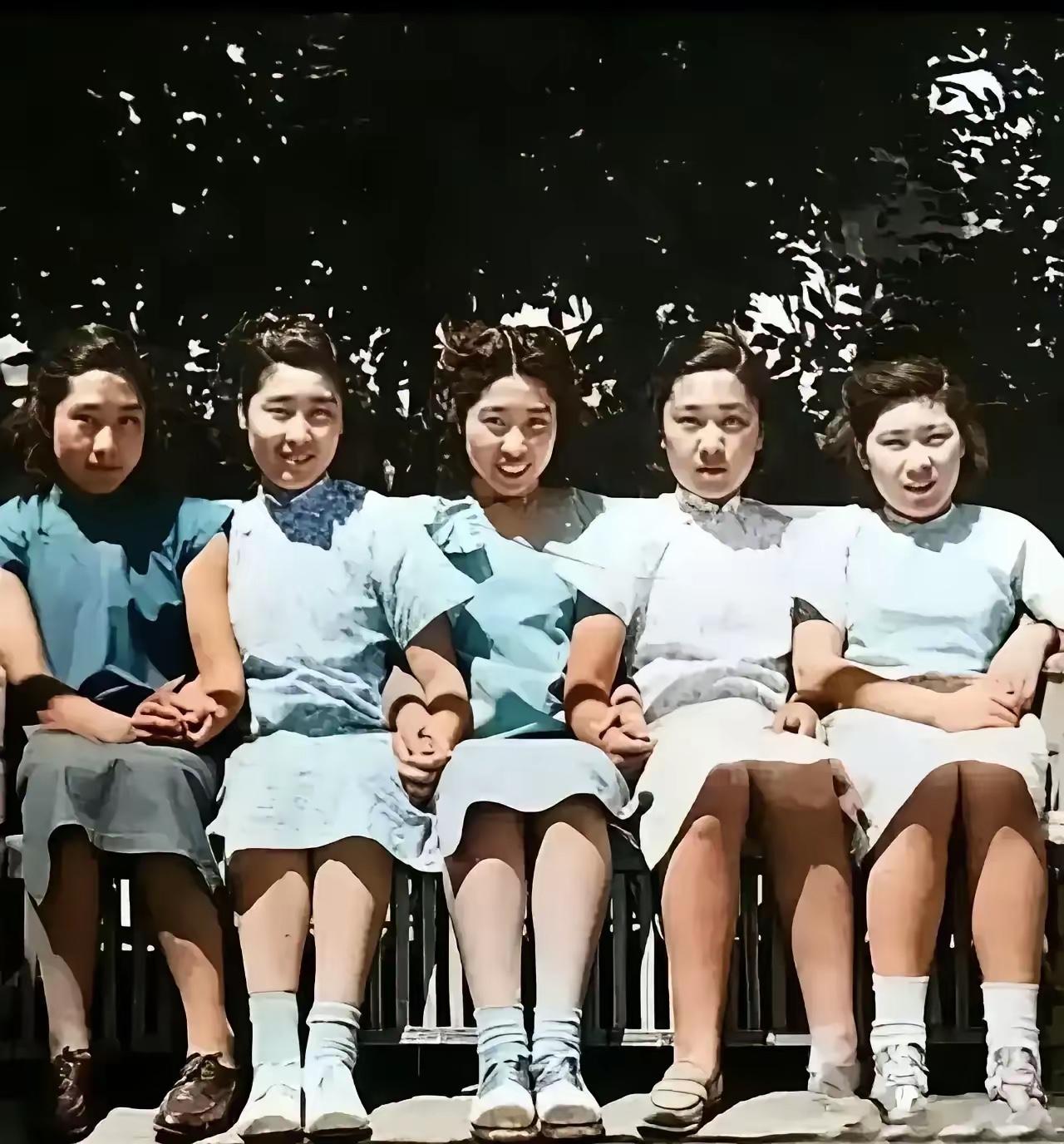 照片中有一位大名人，家喻户晓，人人皆知，你一眼能看出她是谁吗？