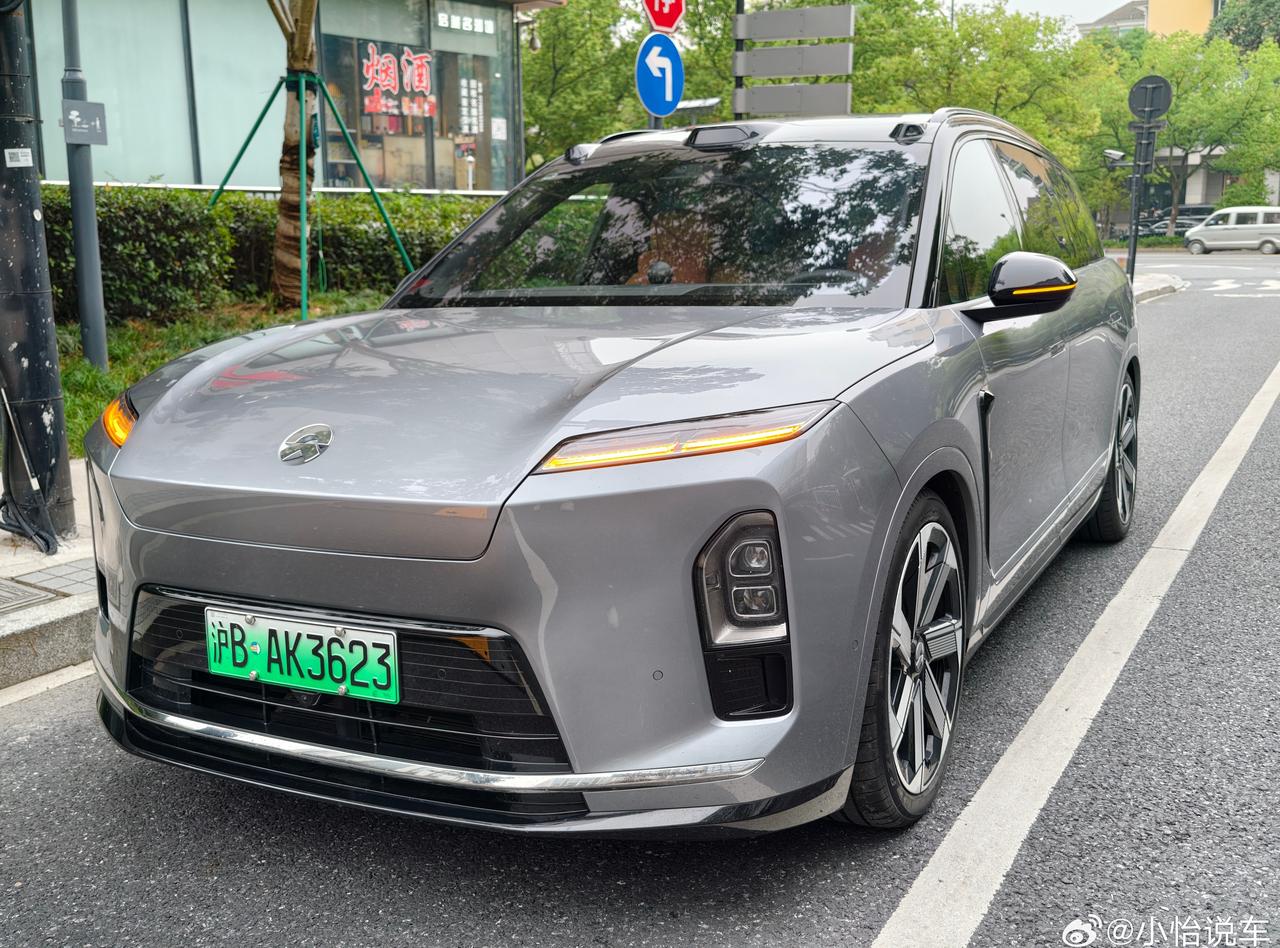 接到了蔚来全新es8大五座版蔚来的座舱看起来真舒服，桌面壁纸和内饰颜色太搭了