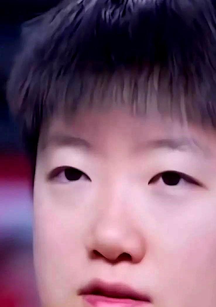 孙颖莎的一段话让人泪目！孙颖莎说：你在世界第一的位置，你的前方是没有人可以去借