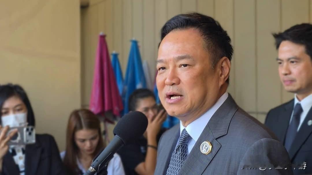 据外媒报道，12月20日，泰国总理阿努廷透露，柬埔寨必须从泰柬边境撤回其部队和武