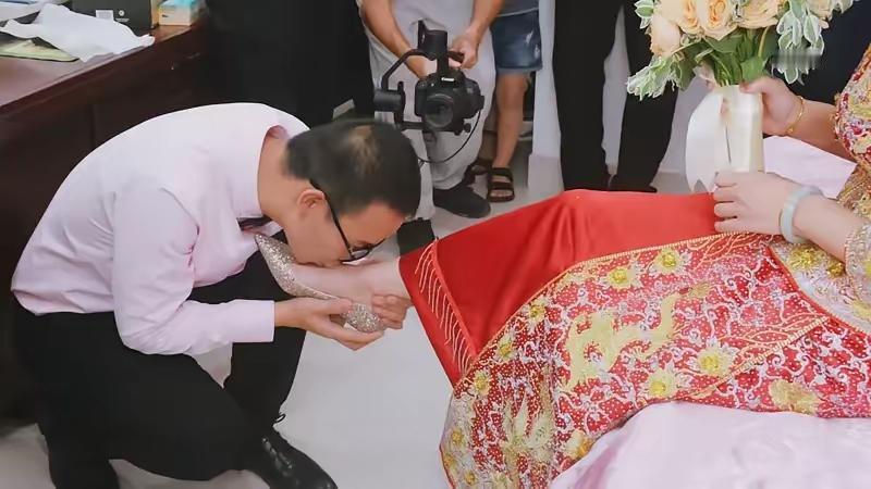 父亲再婚，儿子整日提防继母分家产，对方一个举动，让他满脸愧疚当了半辈子清官