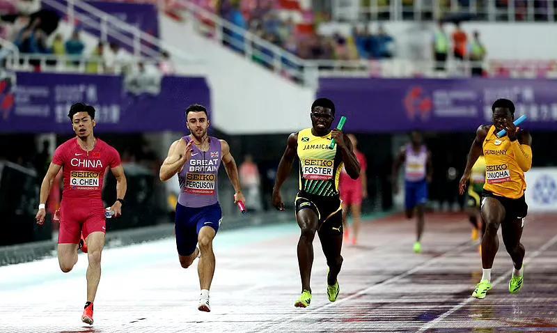 世田联接力赛广州揭幕！中国队4×400米男队破全国纪录晋级世锦赛，混合接力递补决
