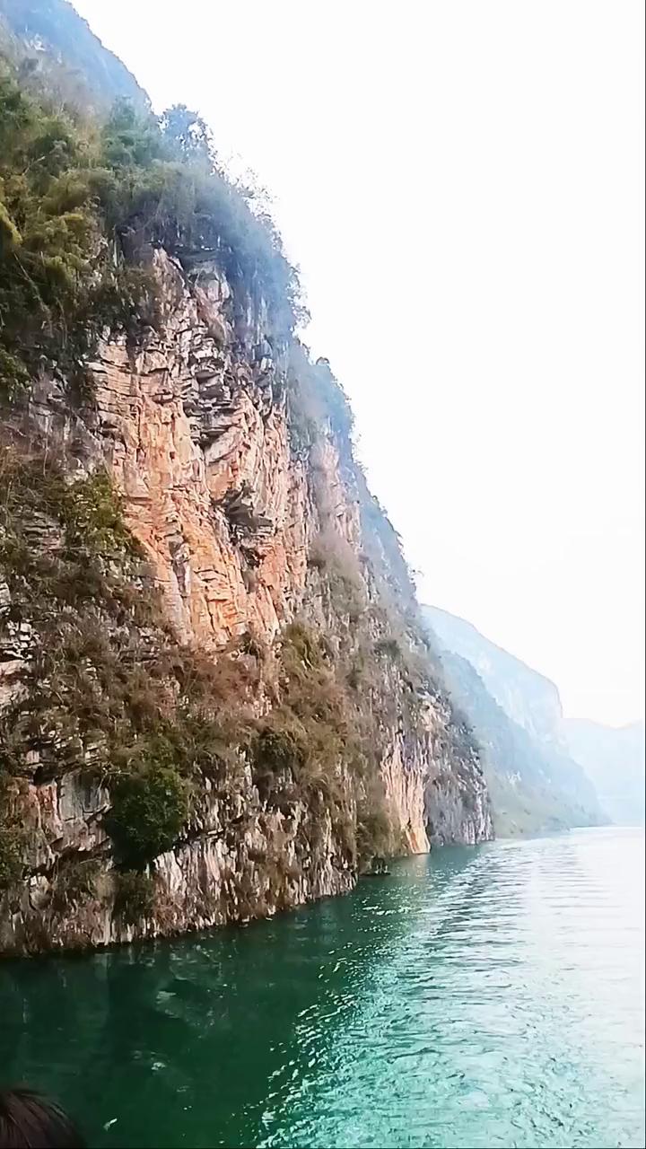 青岩古镇的石板刻满千年，吊脚楼的炊烟缠绕着山巅，乌蒙山的脊梁托起白云片片。乌江源