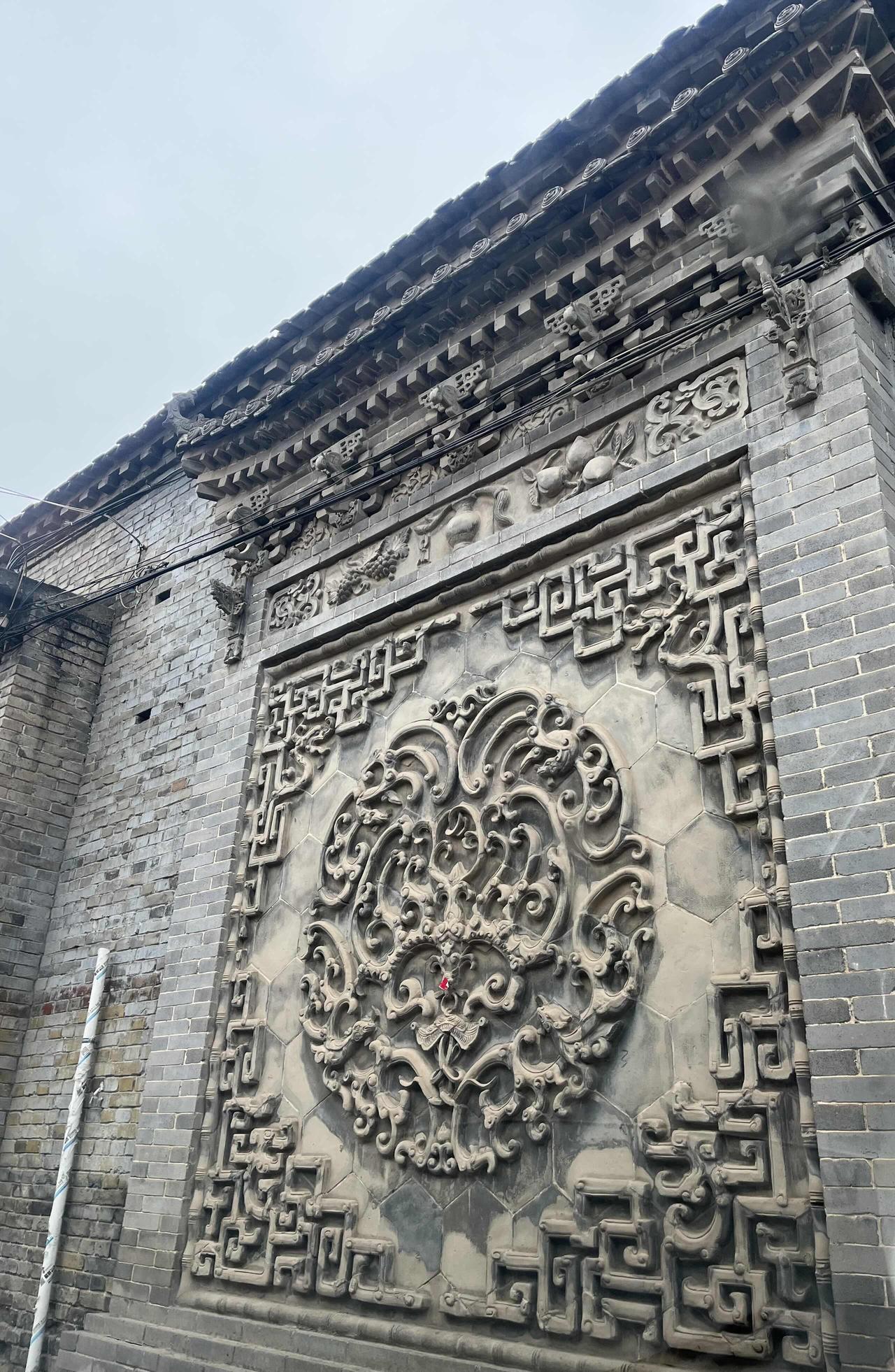 山西农村的仿古建筑之照壁，建在大门口对面，花纹精致古朴，这放在古代就是妥妥的富户