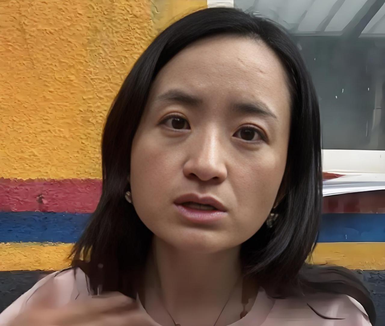 浙江相亲角，38岁硕士女李梅举牌瞬间引爆全场。她一身白裙气质出众，牌子上赫然写着