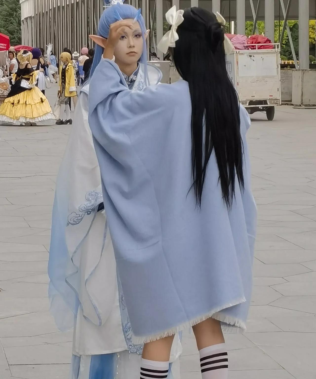 这样的装扮，兰州四十岁以上的人，几乎没一个能接受！昨天下午，在国际会展中心碰到二