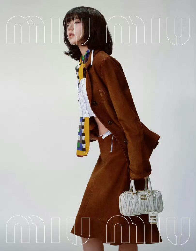 赵今麦MiuMiu新物料，时尚持续发力，miu很宠赵今麦​​​
