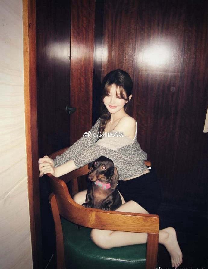 1.赵露思接下来有个好消息，奥妙洗衣液的商务代言马上要官宣了。2.虞书欣买衣服