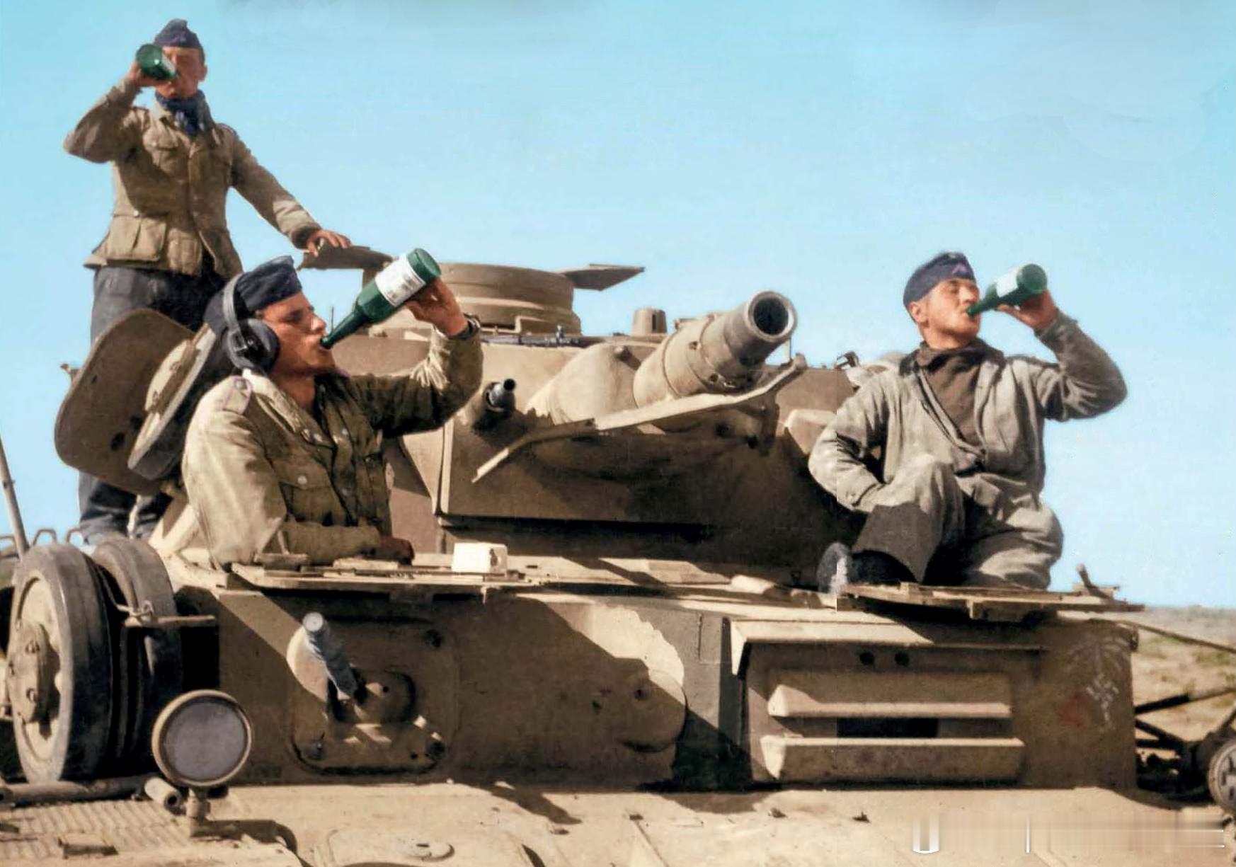 1941年德军第8装甲团PanzerIVAusf.D坦克乘员在北非行军时休息