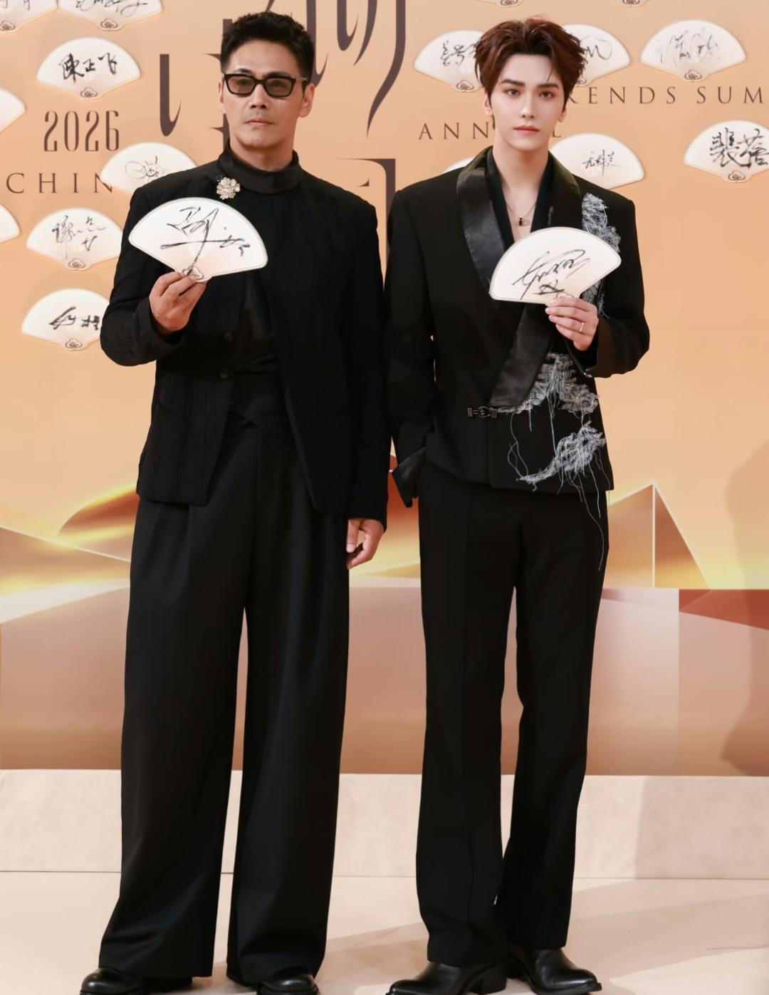 58岁邵兵，退了。《披荆斩棘2026》史上第一对父子档，还没开演就拆伙了。肩伤反复，遵医嘱必须停训，