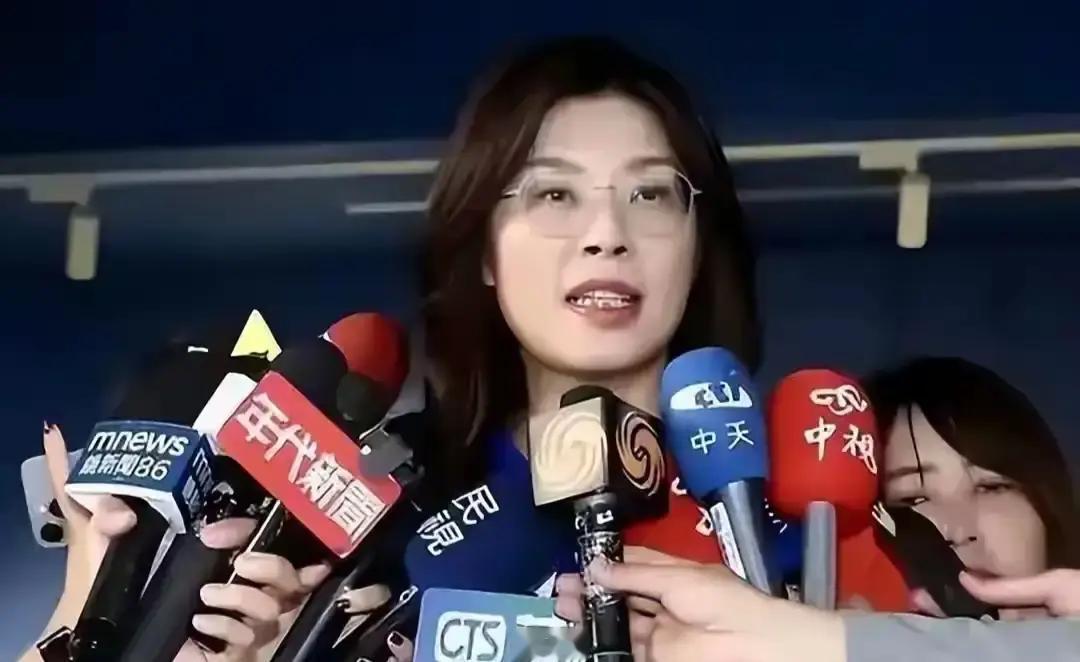 国民党主席郑丽文出席台北市议员侯汉廷新书发表会，郑丽文没有对赖清德偷渡式窜访斯威