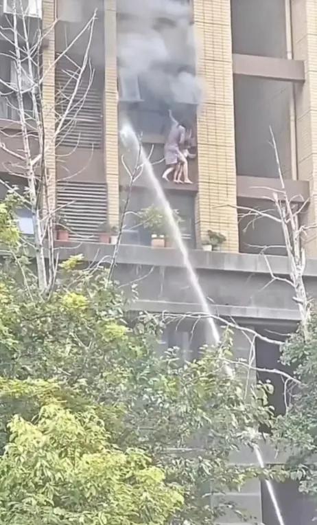那声"不要喷水"，苍悲，绝望，又无奈！连云港东方领秀那场火，刷屏三天了，刷成