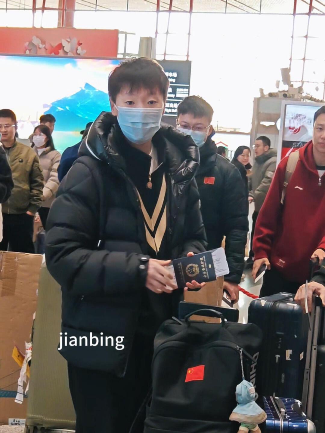 王曼昱又出发，起来懵懵的，大迪的头发是亮点，真的好让人期待，这是特别的卷毛！新