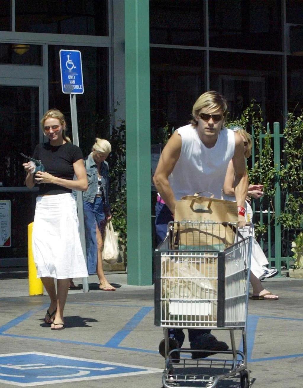 十年没见的前任。在晚宴角落碰着了。中间隔了三张鸡尾酒桌。迪亚茨穿的还是当年