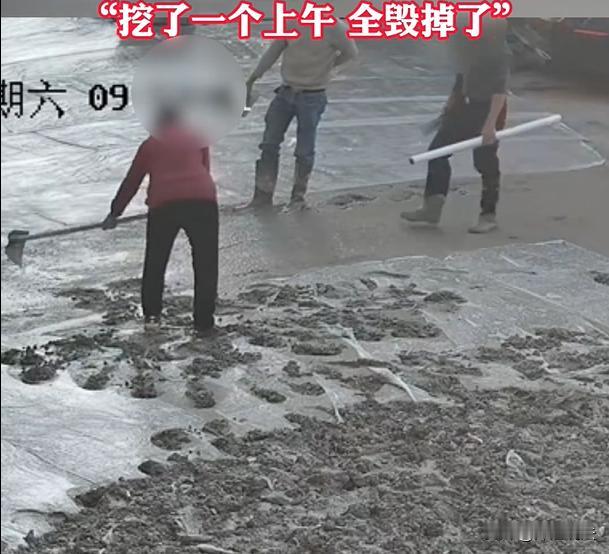 湖南邵阳，一男子对村里的泥土路很苦恼，这条路下雨天陷摩托车，晴天全是扬尘睁不开眼