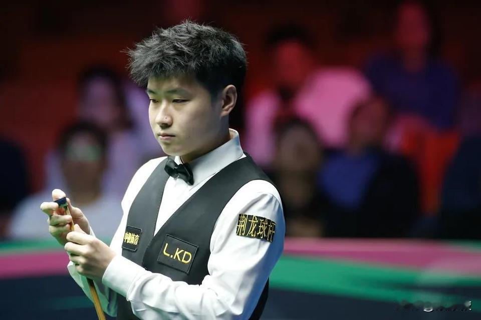 赵心童6-1大胜龙泽煌，晋级英锦赛第二轮（16强），将迎战张安达与加里·威尔逊之