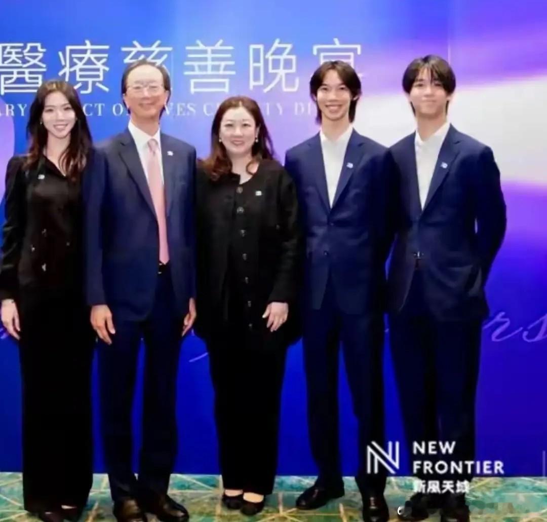 伏明霞面相好。年轻时明媚，中年后贵气。