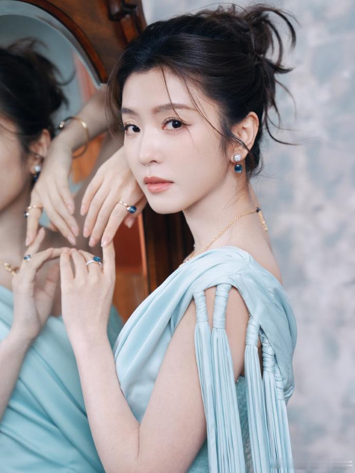 李云霄东方美人李云霄这才是正宗的东方美人吧！薄荷蓝裙衬得她气质绝佳，温柔又矜贵，