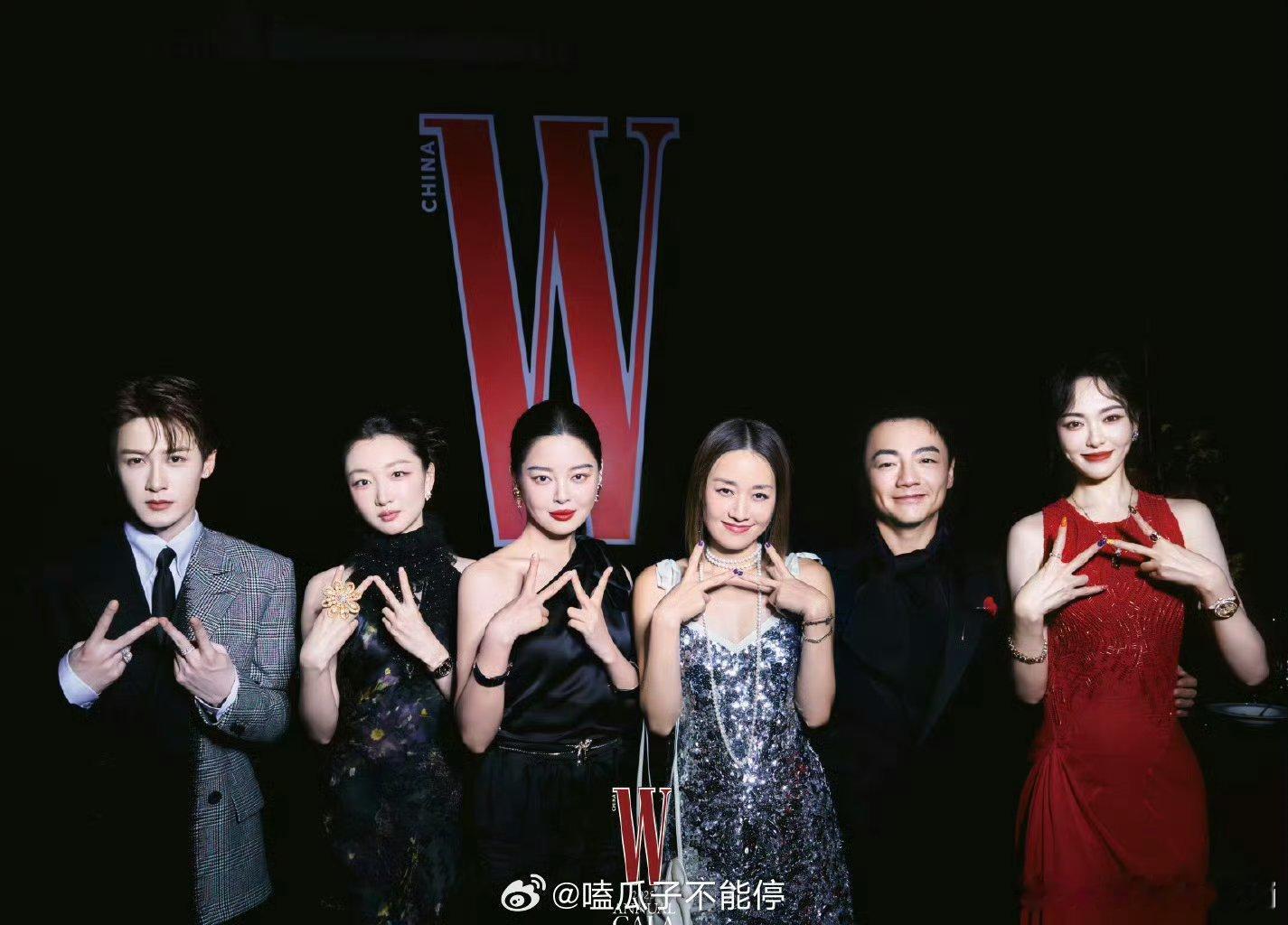 檀健次昨晚W盛典和姐姐们的合照，太帅了吧​​​时尚表现力牛🐮​​