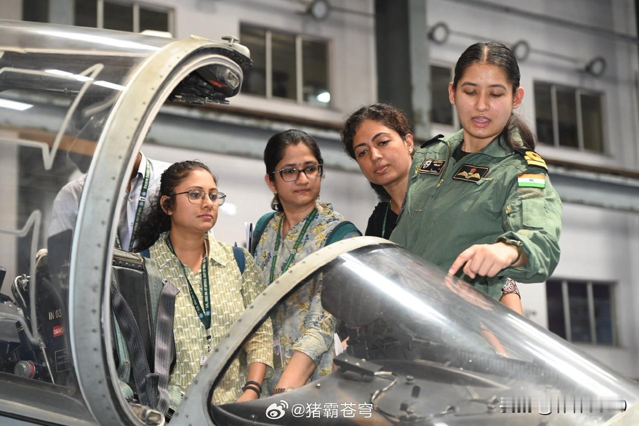 印度国防研究与发展组织科学家访问印度海军迪加海军航空基地，共有40名科学家参加