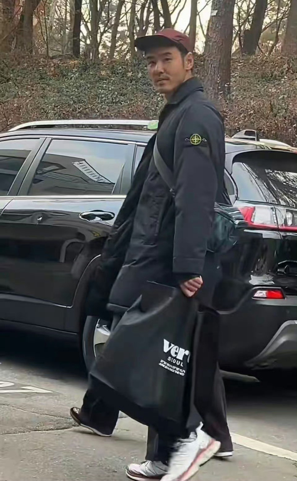 阮经天恋情阮经天近期被曝与小21岁的华裔富商千金女友低调交往超一年，更专程携家人