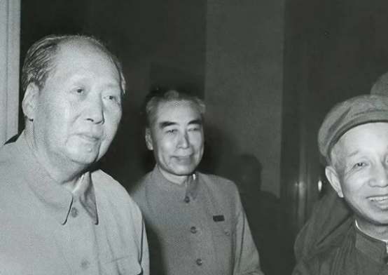 1948年4月28日，西柏坡，毛主席破例出门迎接粟裕，朱德站在门口，愣住了，连手