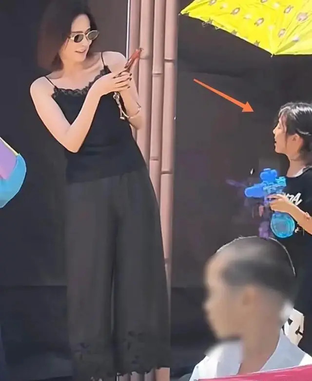 颖儿拍戏间隙带女儿玩暑假，瘦到锁骨深凹，小月亮侧脸神似付辛博