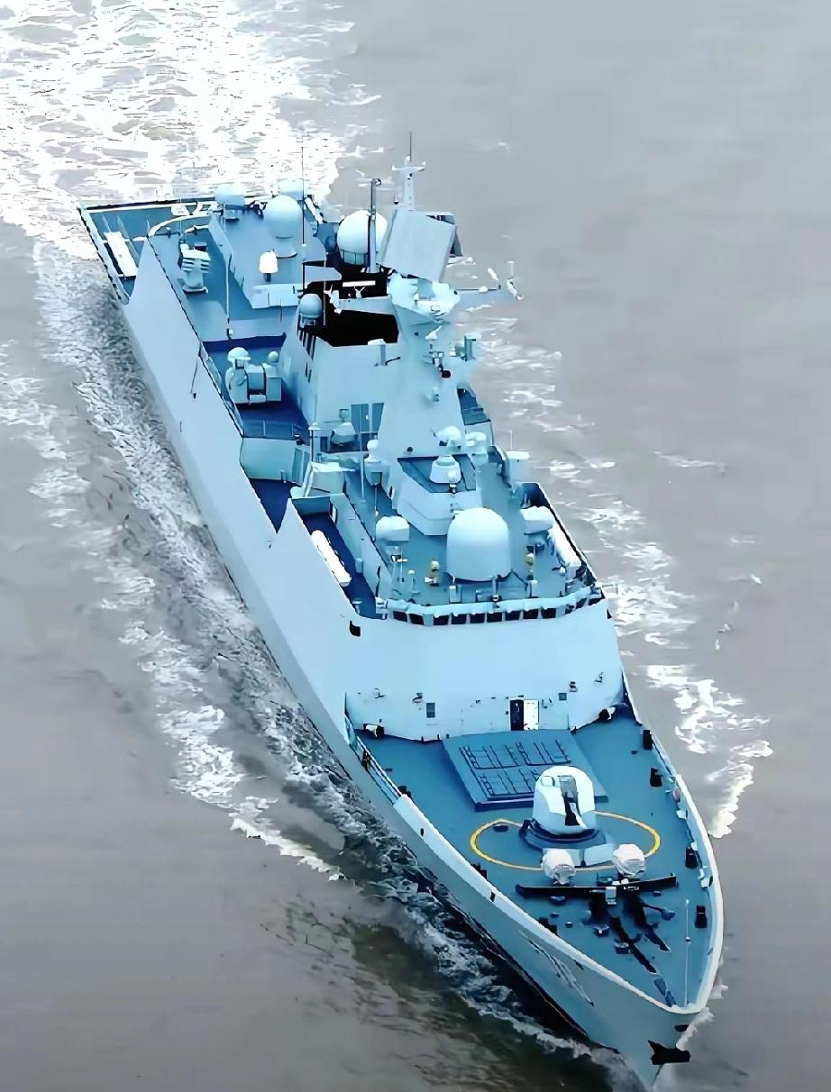 据东部战区官方消息：3月12日22时许，东部战区海军扬州舰在东海海域执行任务返航