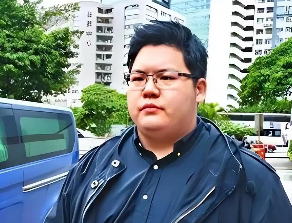 向佑到底有多狠？坐拥百亿家产，40岁了，竟敢威胁父母，逼他们交出财产，甚至把大嫂