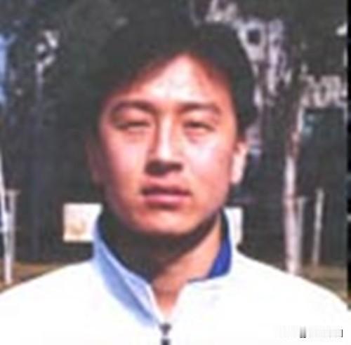 谷红星，1974年5月26日生于北京，司职左后卫，身高1米80，是从北京国安二队