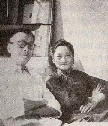 1965年，陆小曼去世。翁香光前来料理后事，见四下无人，她解开陆小曼的衣扣，讥讽