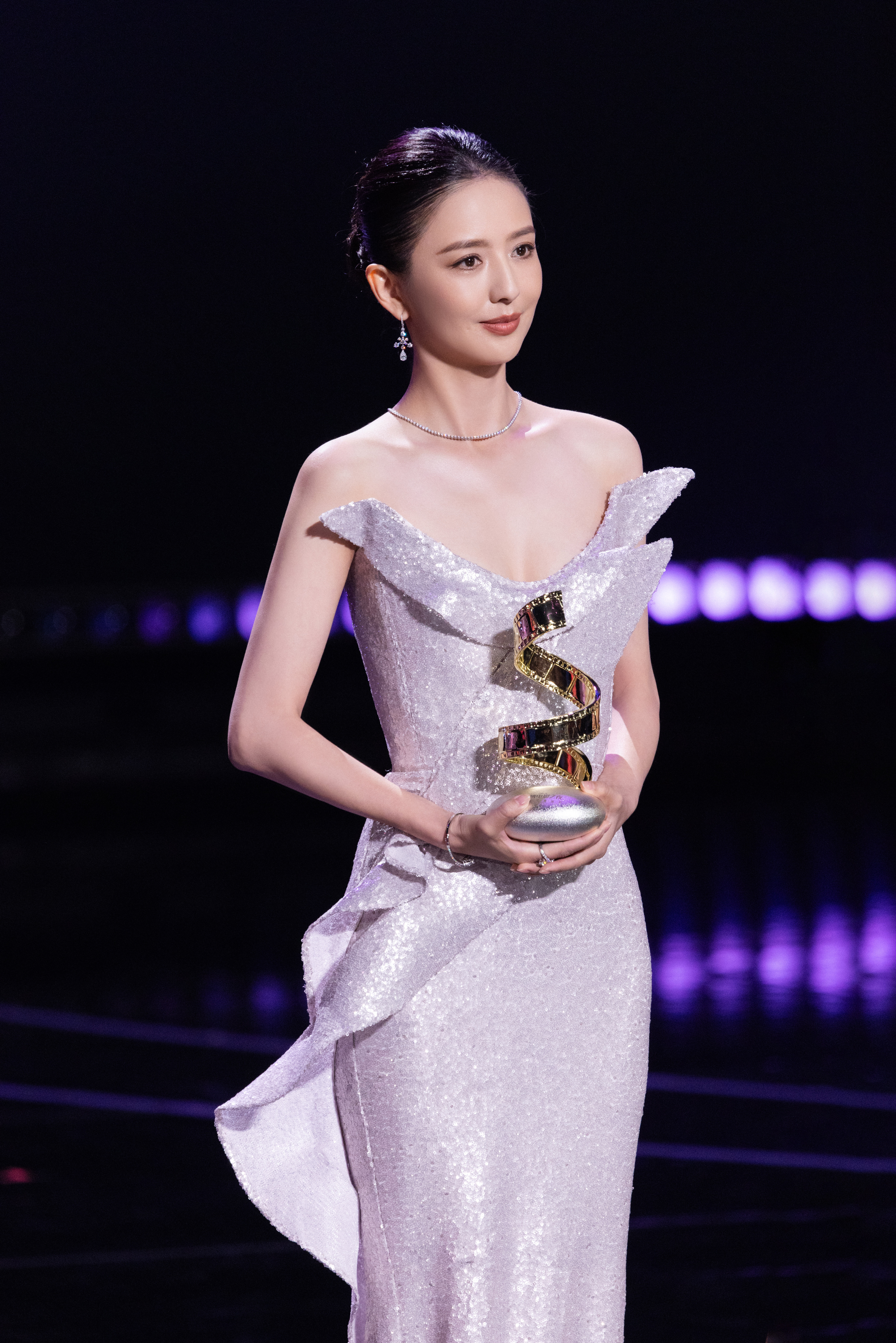 佟丽娅🎞️微博电影之夜从角色中走来，在光影中绽放。演员荣获微博电影之