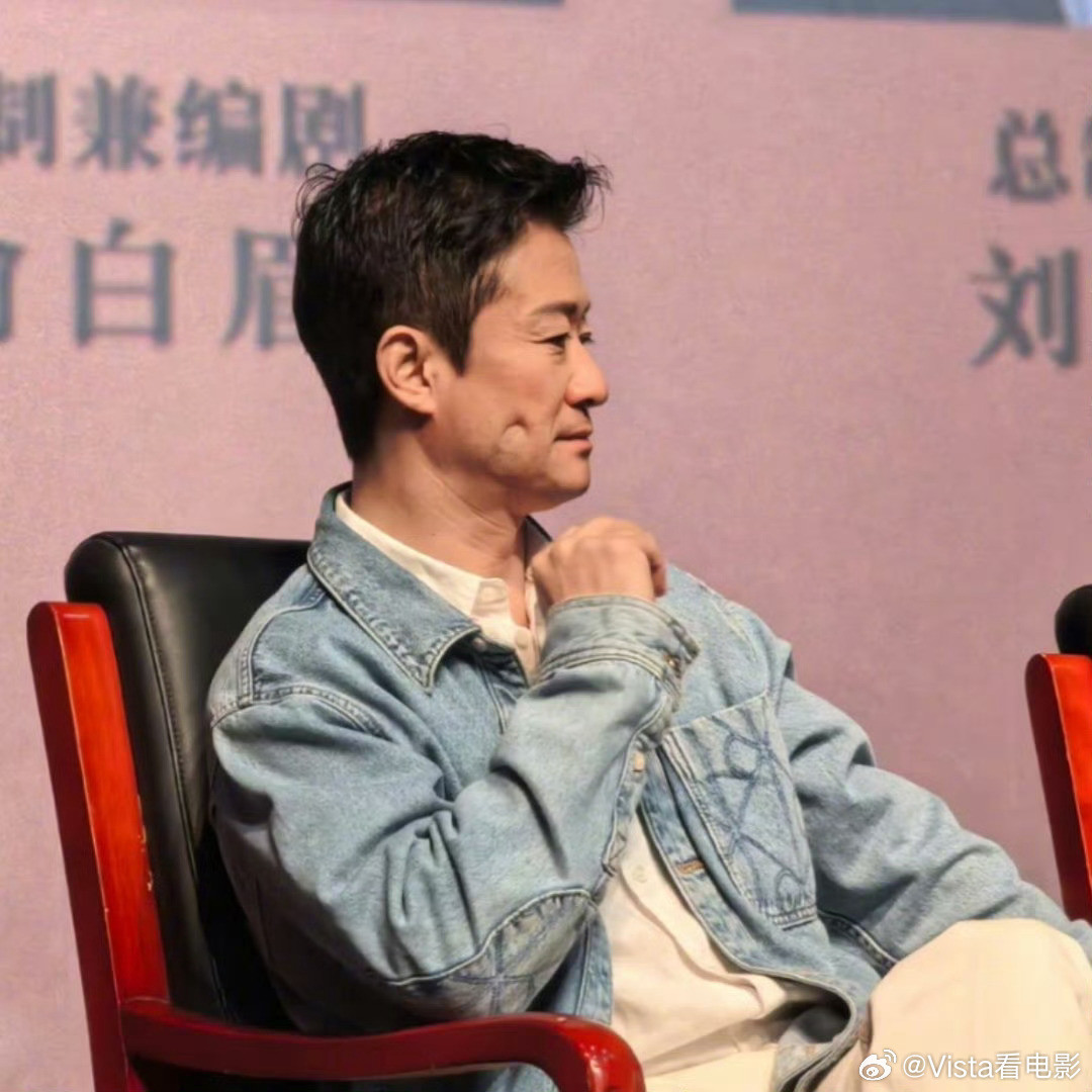 这应该是手机刚好拍下了那一刻吧吴京水肿要不这个肿的可能有点不健康了…