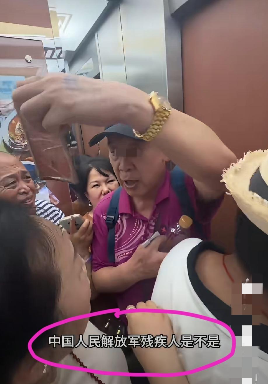 泰国出游的网友发视频吐槽：电梯已经挤满了乘客，一大爷执意强行挤进轿厢，导致电梯门