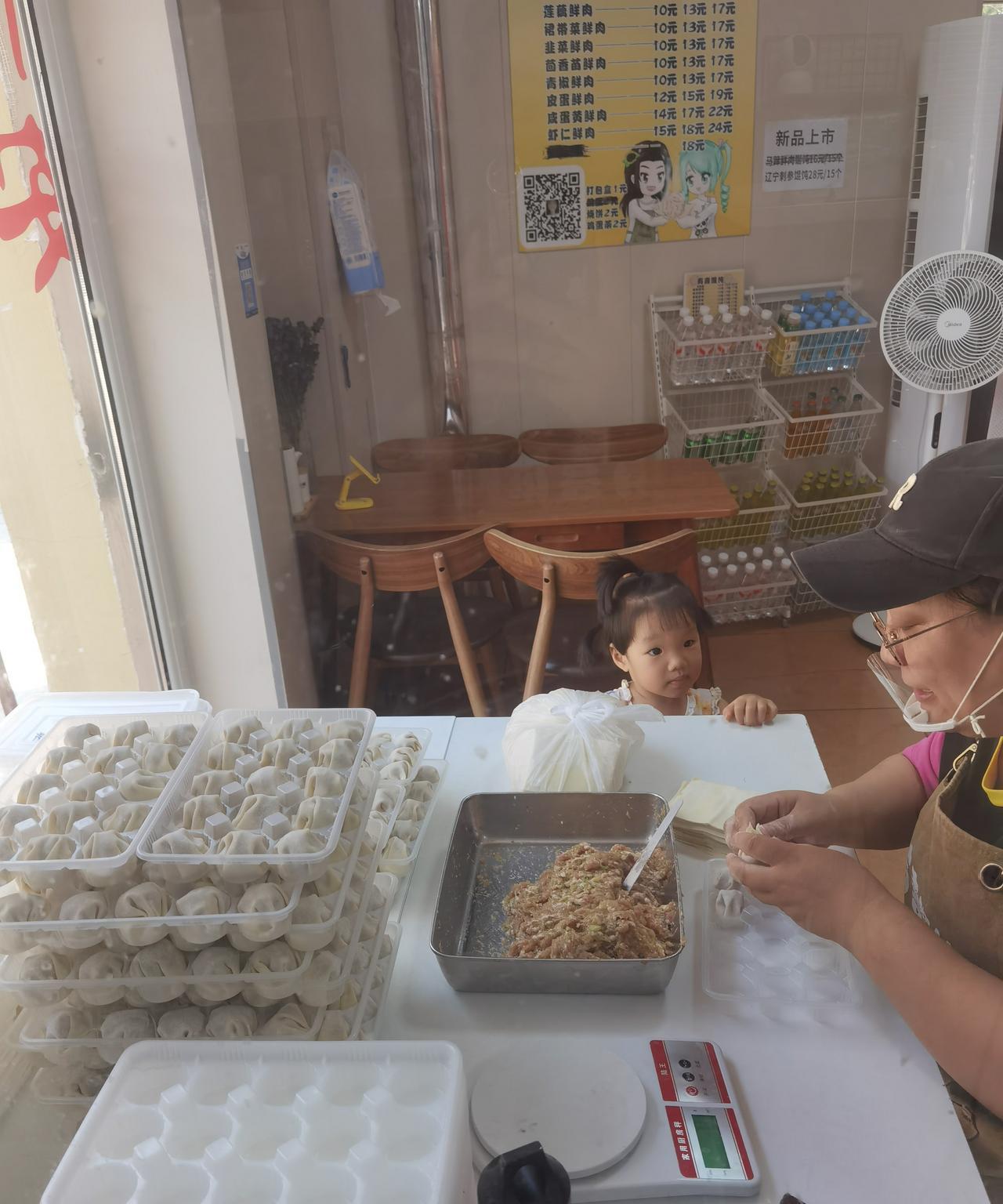 我的店逐渐升级成为社区食堂，刚开始很多顾客都是带着孩子来吃，我说加好友吧，不加，