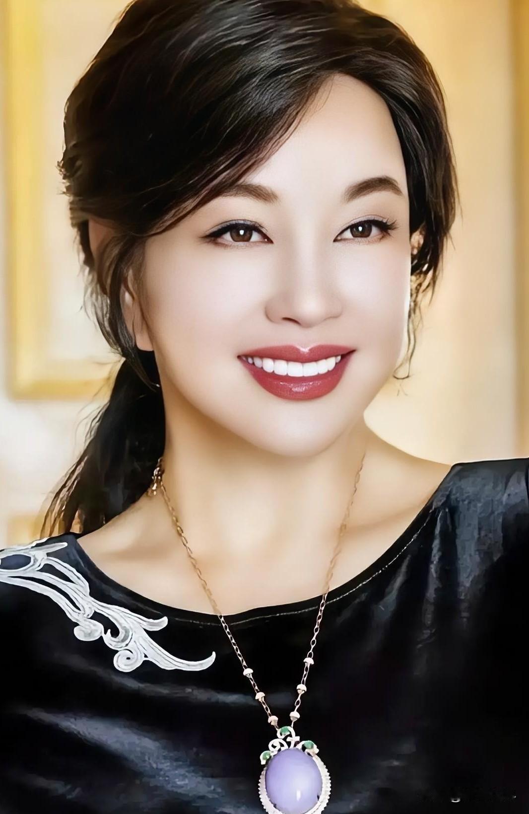 刘晓庆活得真不容易，感觉她从出名那天起，就没静下来。几十年，大家眼里的娱乐新闻，