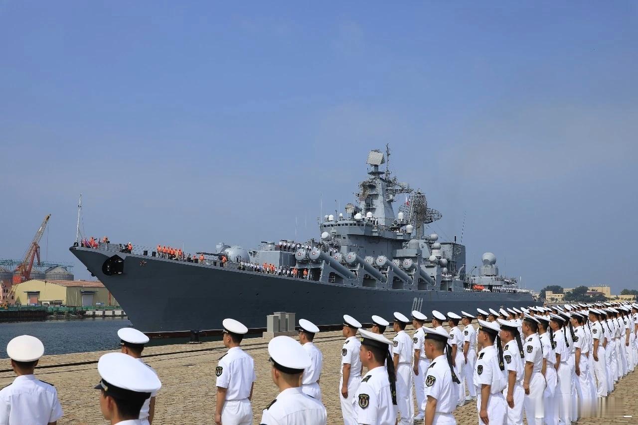 参加中俄“海上联合-2026”联合演习的俄海军舰艇编队今天抵达山东青岛某军港，与