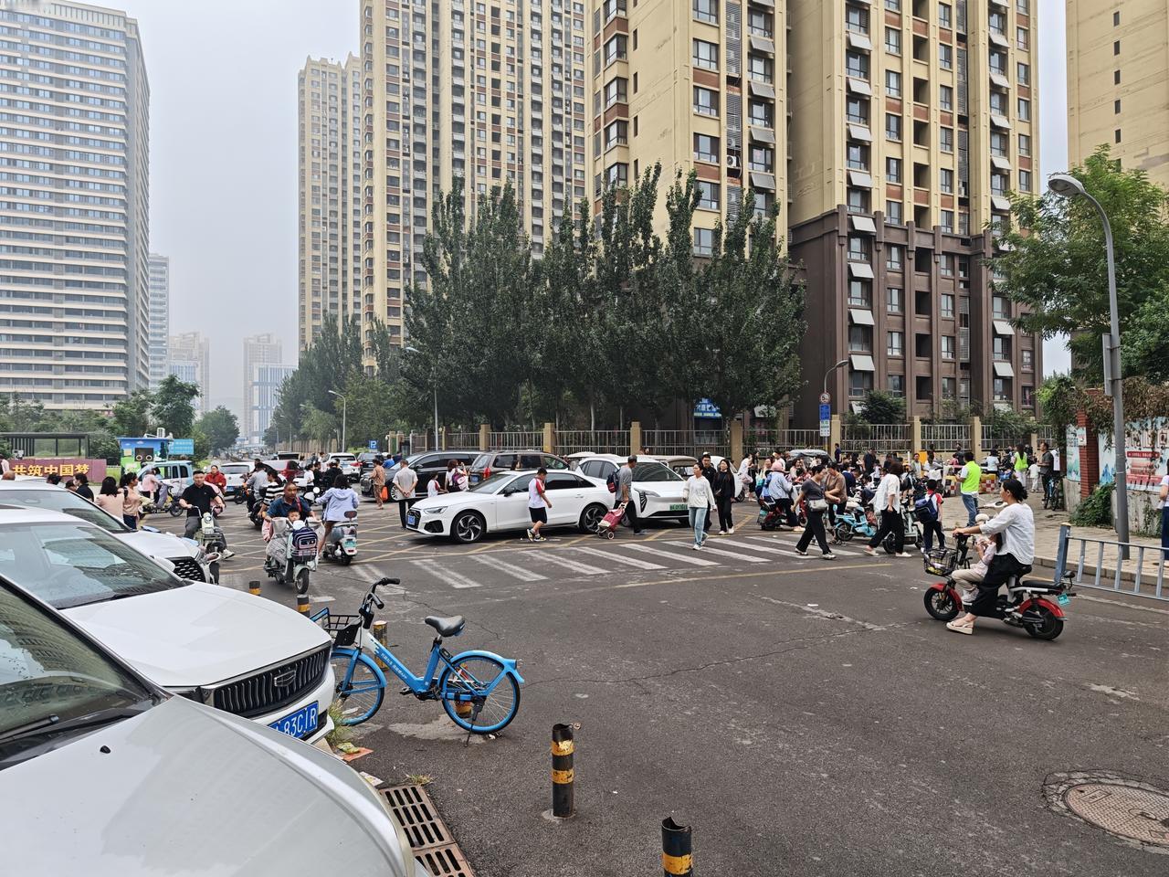 十字路口当成停车场，简直是独一份[捂脸哭]