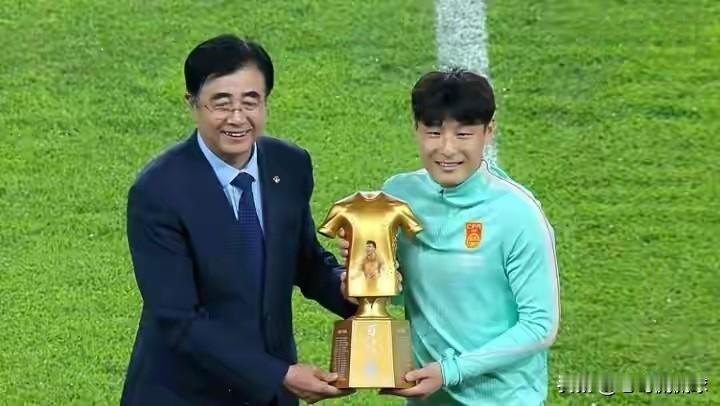 中国男足老将武磊真是太懂感恩了！众所周知，在昨天中国男足主场迎战泰国男足的友谊赛