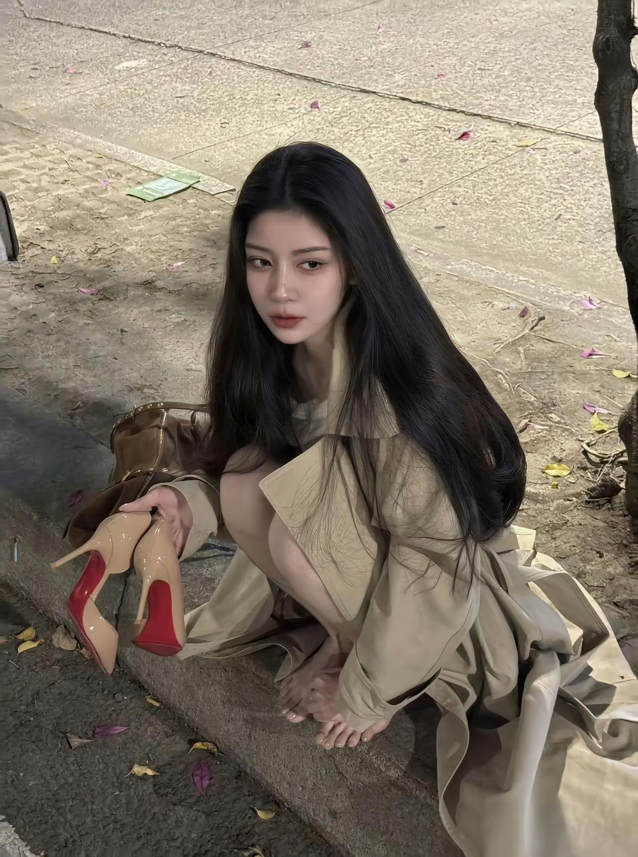 [吃瓜]小姐姐，这是高跟鞋走路累了吗？🥲[滑稽笑]