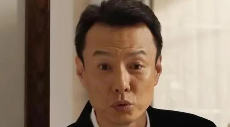 郑雅萍带着张文菁前来询问万海的时候，万海的眼睛余光不时地扫向监控摄像头，他问张文